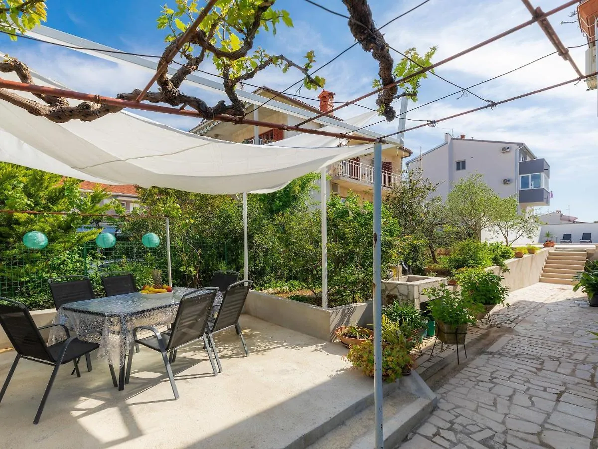 Apartment Laura By Interhome Pula
