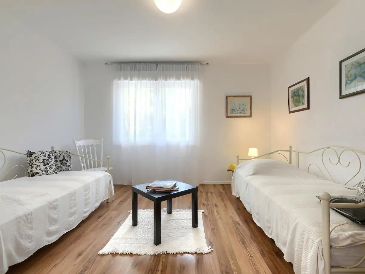 Apartment Laura By Interhome Pula Kroatien