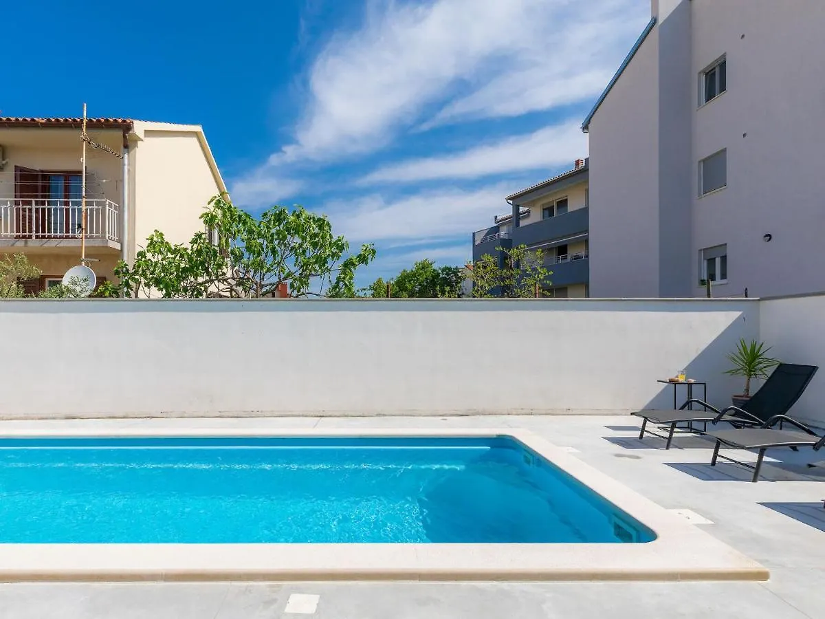 Apartment Laura By Interhome Pula