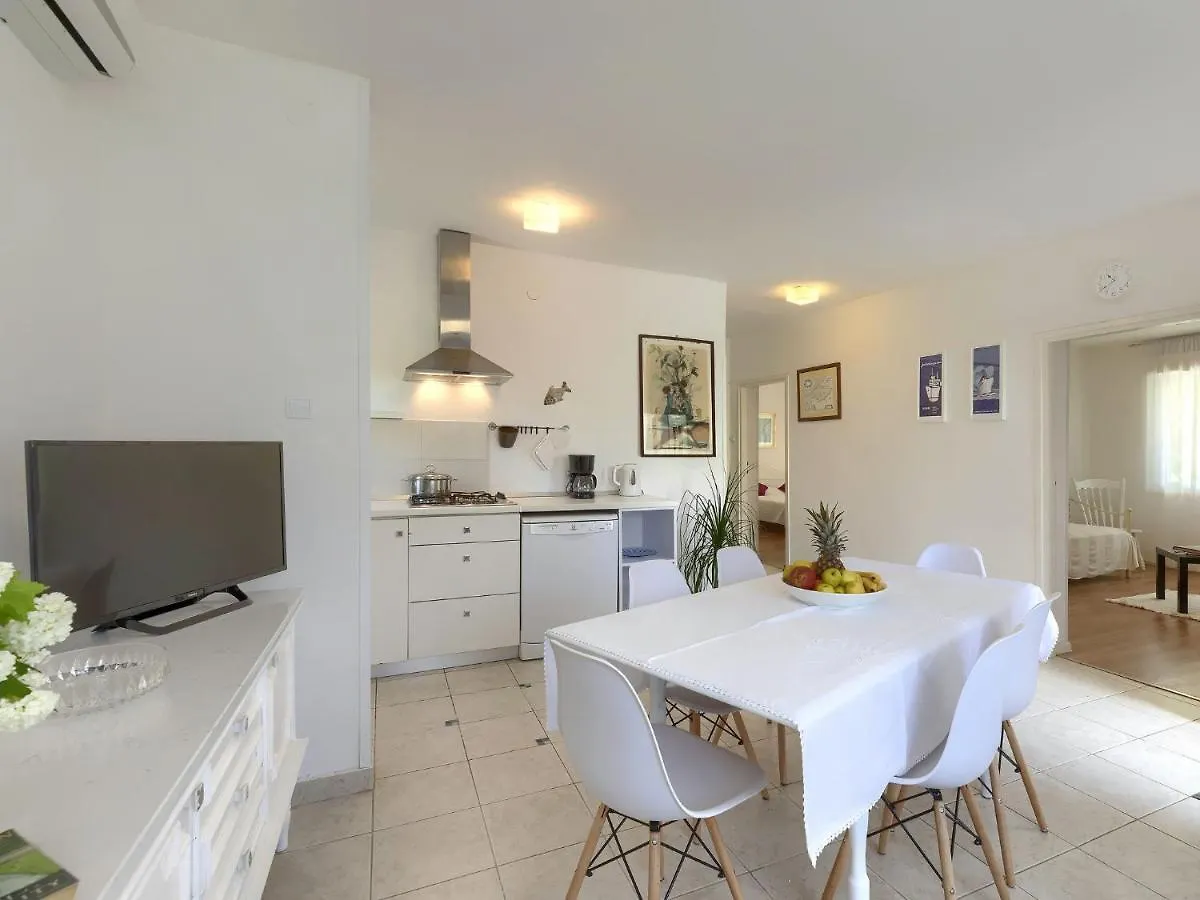 Apartment Laura By Interhome Pula