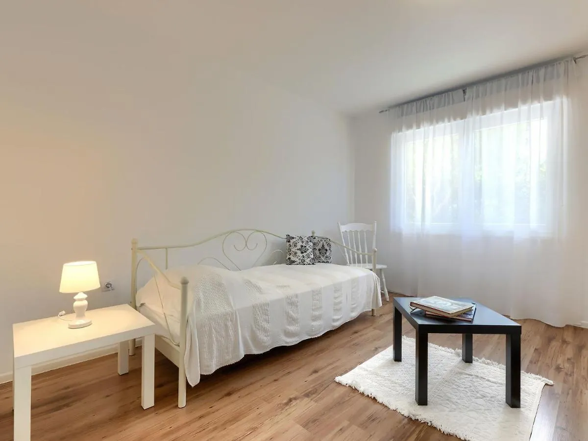 Apartment Laura By Interhome Pula