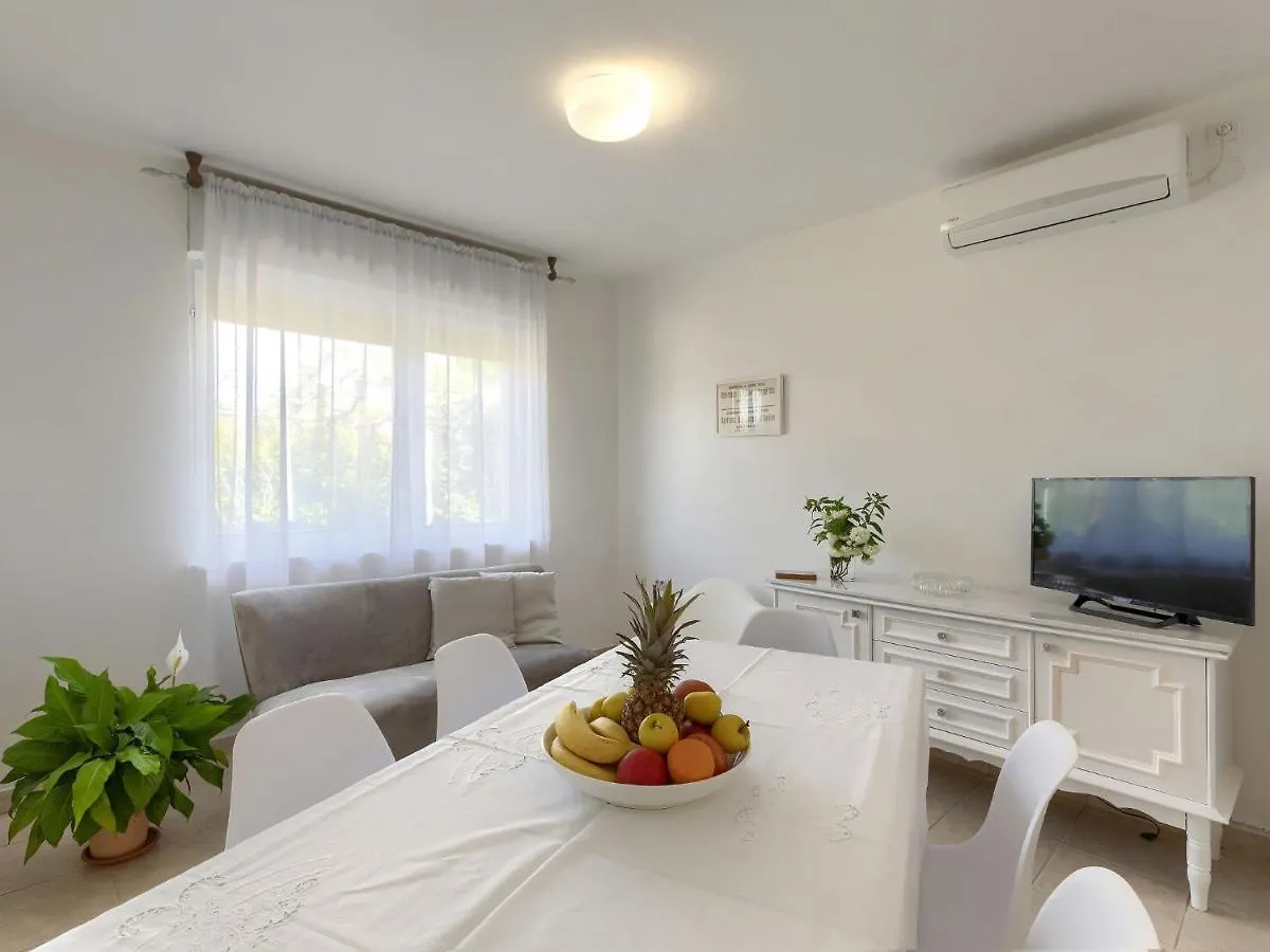 Apartment Laura By Interhome Pula 0*,