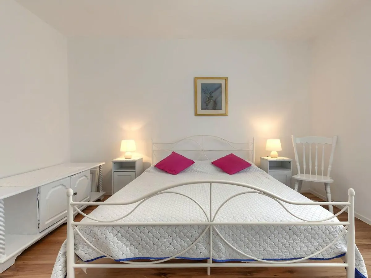 Apartment Laura By Interhome Pula