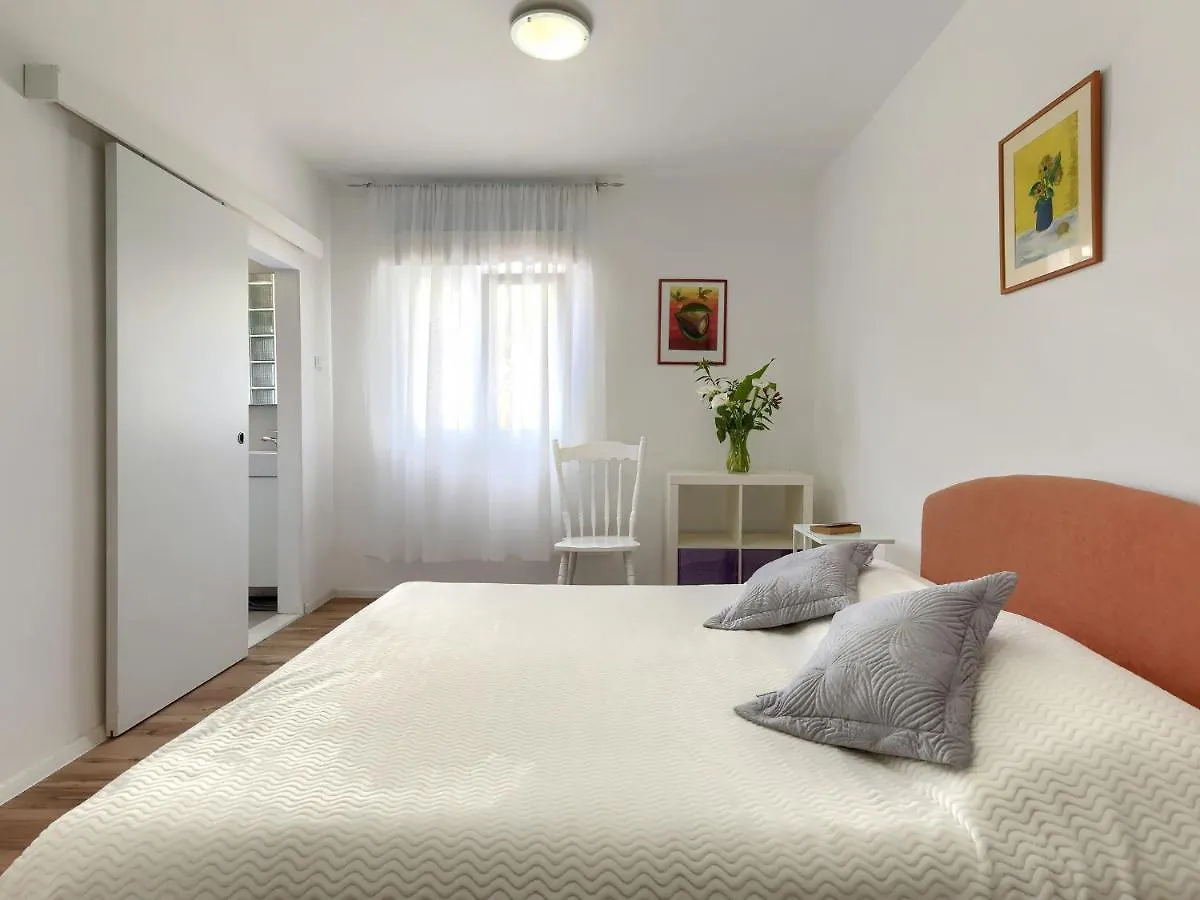 Apartment Laura By Interhome Pula