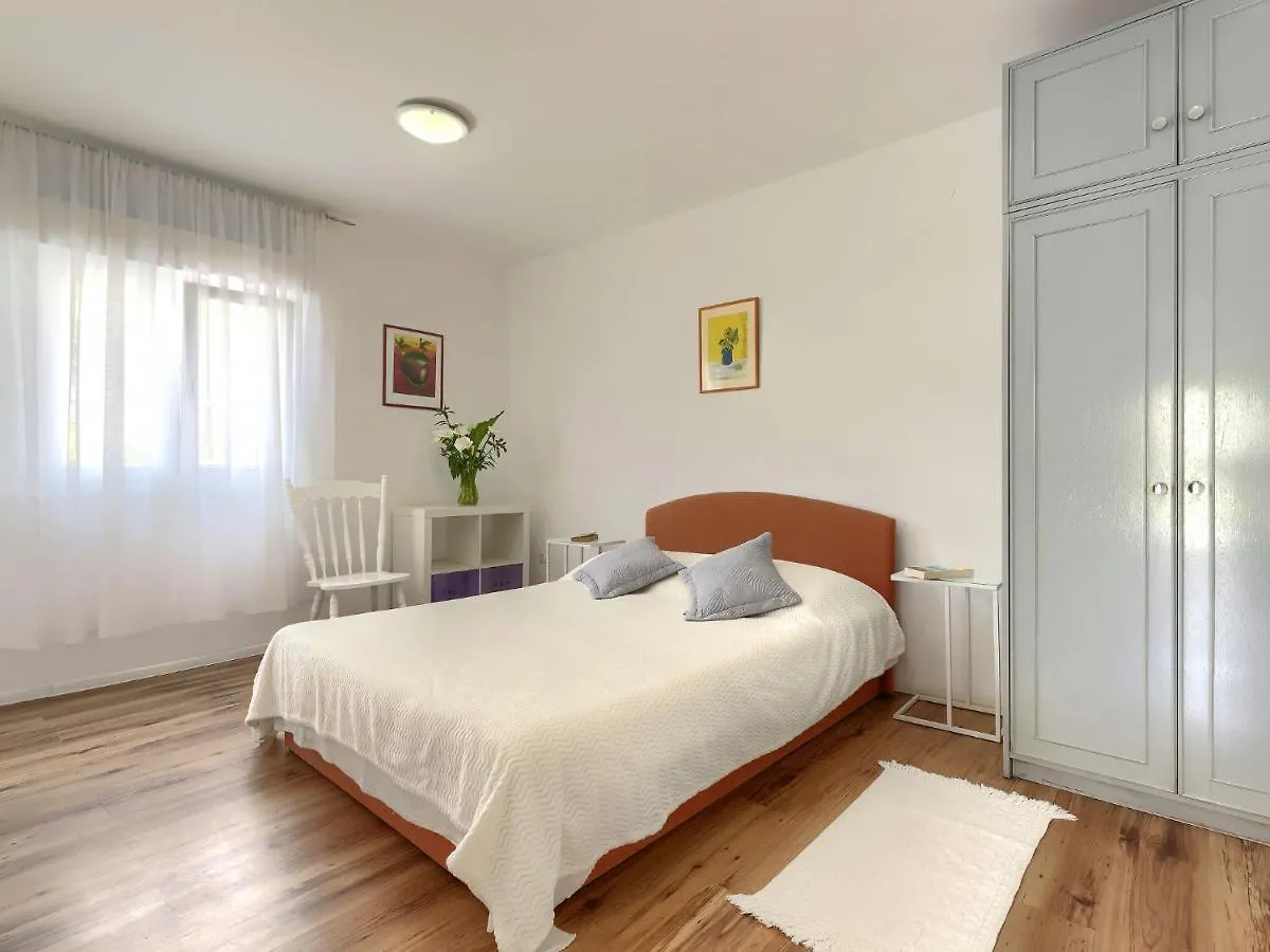 Apartment Laura By Interhome Pula